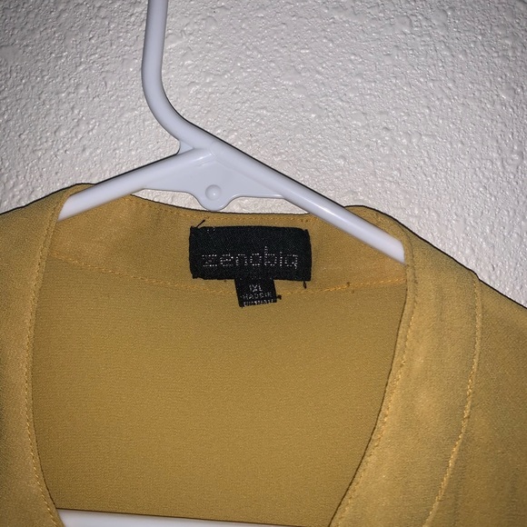 Yellow button up. Size XL. - Picture 3 of 5